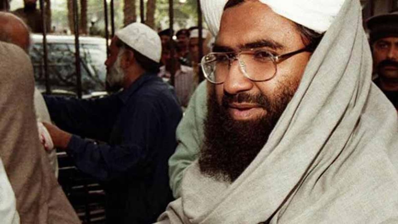 ವಶದಲ್ಲಿದ್ದ ಉಗ್ರ ಅಜರ್ನನ್ನು ರಹಸ್ಯವಾಗಿ ಹೊರಬಿಟ್ಟ ಪಾಕ್! ವಶದಲ್ಲಿದ್ದ ಉಗ್ರ ಅಜರ್ನನ್ನು ರಹಸ್ಯವಾಗಿ ಹೊರಬಿಟ್ಟ ಪಾಕ್!