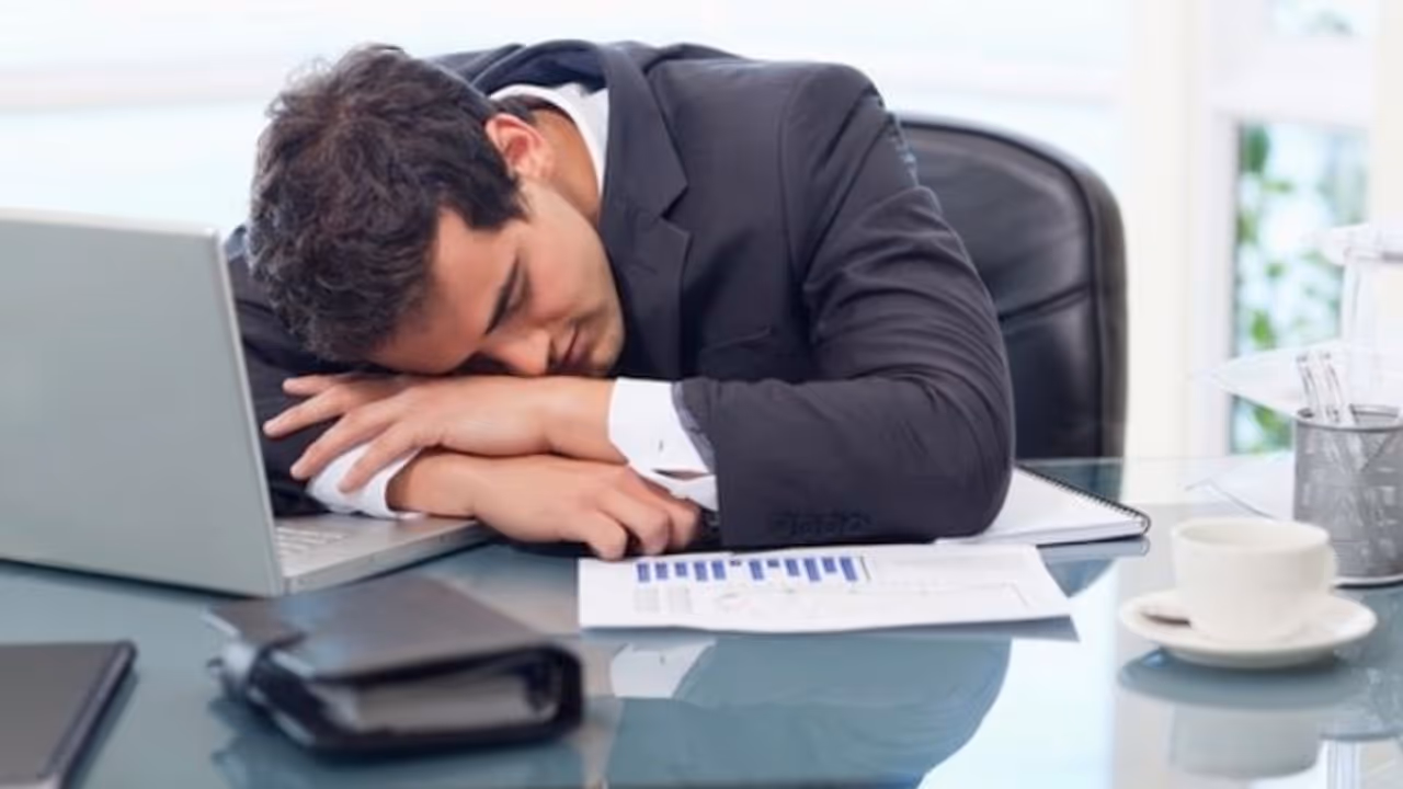 ജോലി സമയത്ത് ഉറക്കം വരുന്നതിന് ഒരു കാരണമുണ്ട്..! ജോലി സമയത്ത് ഉറക്കം വരുന്നതിന് ഒരു കാരണമുണ്ട്..!