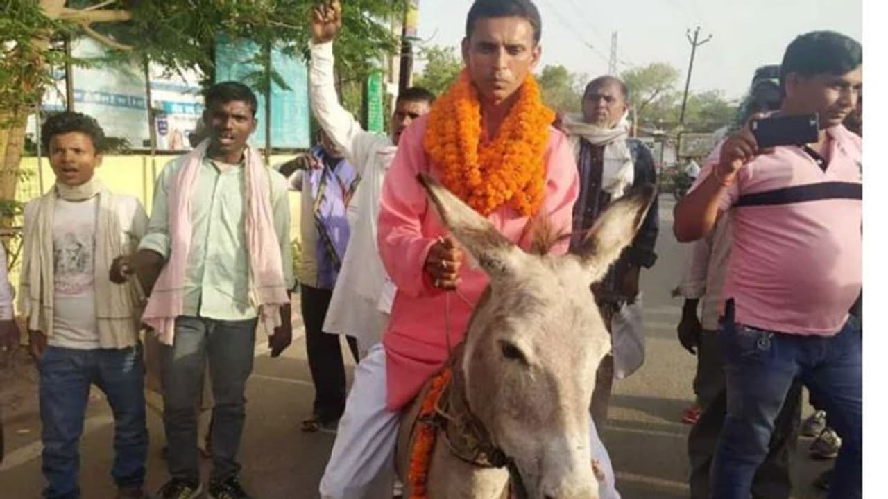 നാമനിര്ദ്ദേശ പത്രിക സമര്പ്പിക്കാനെത്തിയത് കഴുതപ്പുറത്ത്; സ്ഥാനാര്ത്ഥിക്കെതിരെ കേസെടുത്തു നാമനിര്ദ്ദേശ പത്രിക സമര്പ്പിക്കാനെത്തിയത് കഴുതപ്പുറത്ത്; സ്ഥാനാര്ത്ഥിക്കെതിരെ കേസെടുത്തു
