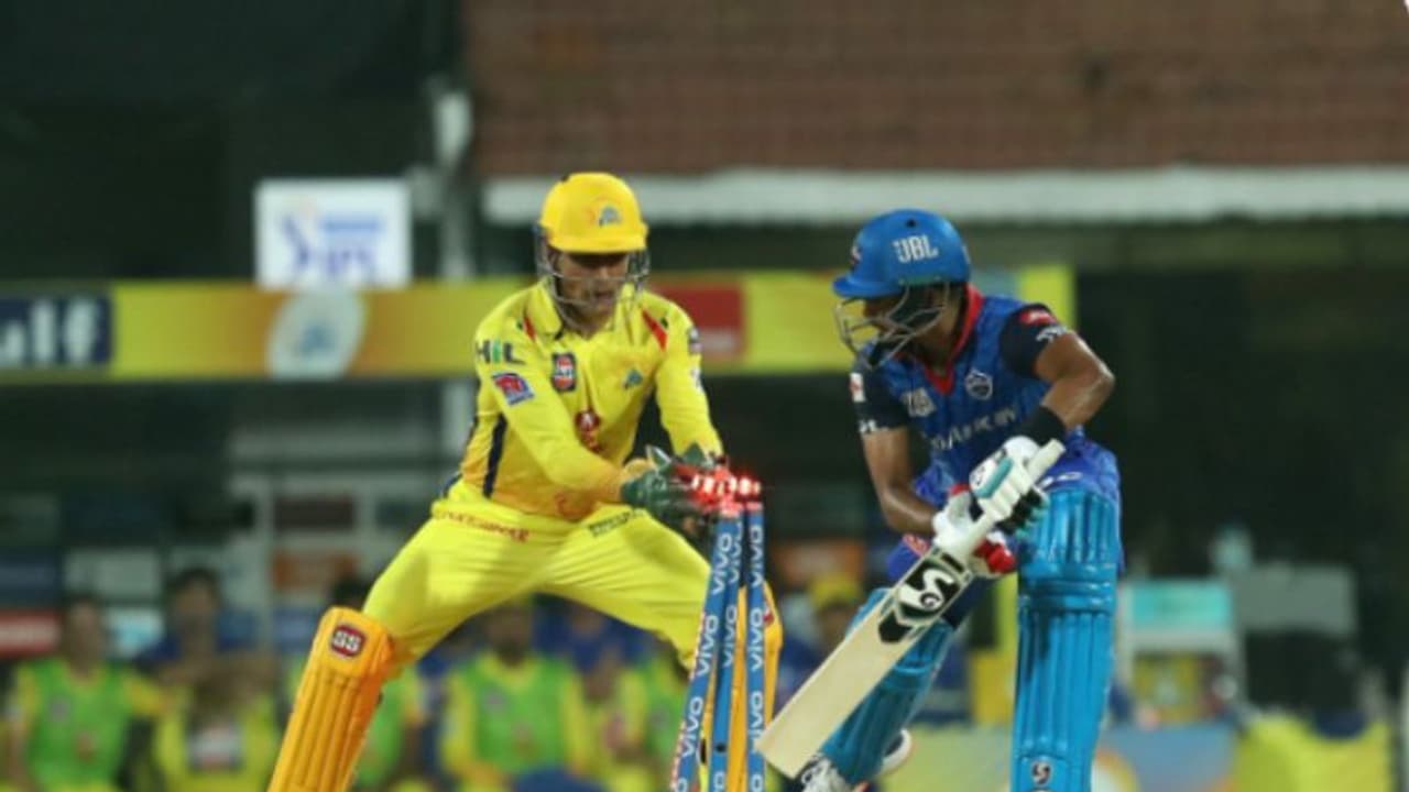 ಗೆಲುವಿನ ಬಳಿಕ ಅಭಿಮಾನಿಗಳಿಗೆ ಸ್ಪೆಷಲ್ ಗಿಫ್ಟ್ ನೀಡಿದ ಧೋನಿ! ಗೆಲುವಿನ ಬಳಿಕ ಅಭಿಮಾನಿಗಳಿಗೆ ಸ್ಪೆಷಲ್ ಗಿಫ್ಟ್ ನೀಡಿದ ಧೋನಿ!