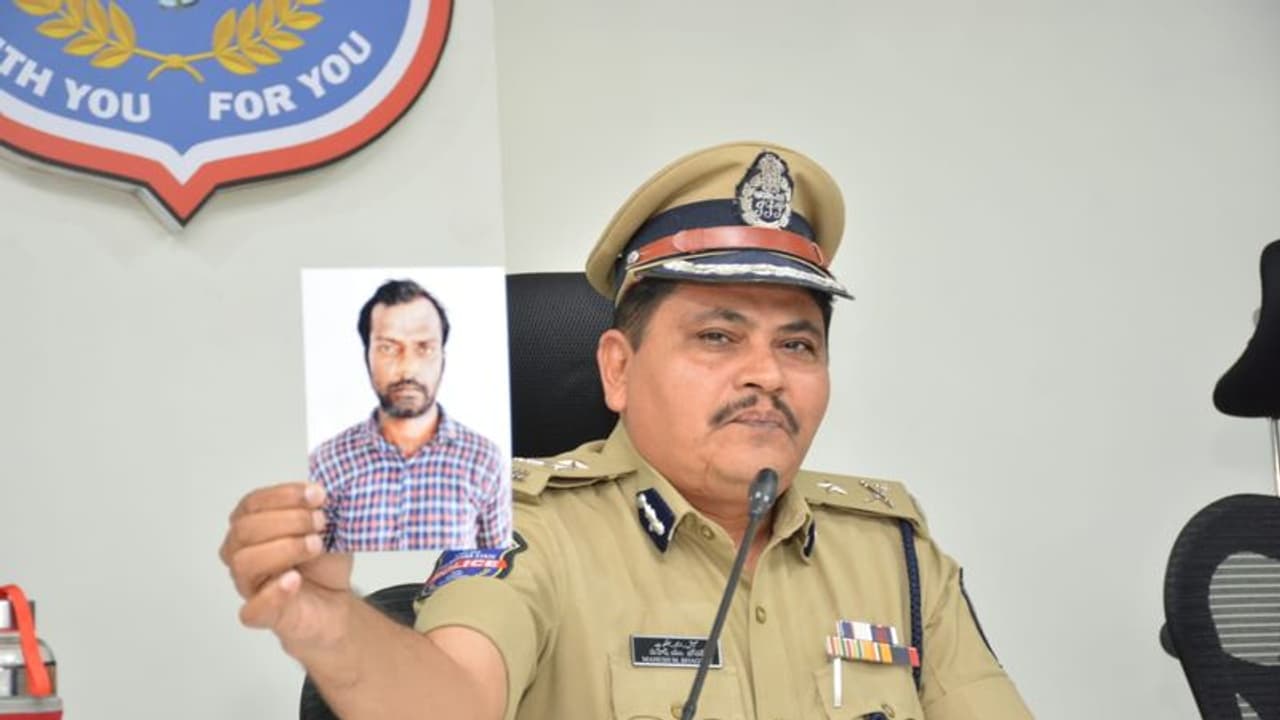 హాజీపూర్ కేసు: జడ్జి ప్రశ్నలకు నోరు మెదపని శ్రీనివాస్ రెడ్డి హాజీపూర్ కేసు: జడ్జి ప్రశ్నలకు నోరు మెదపని శ్రీనివాస్ రెడ్డి