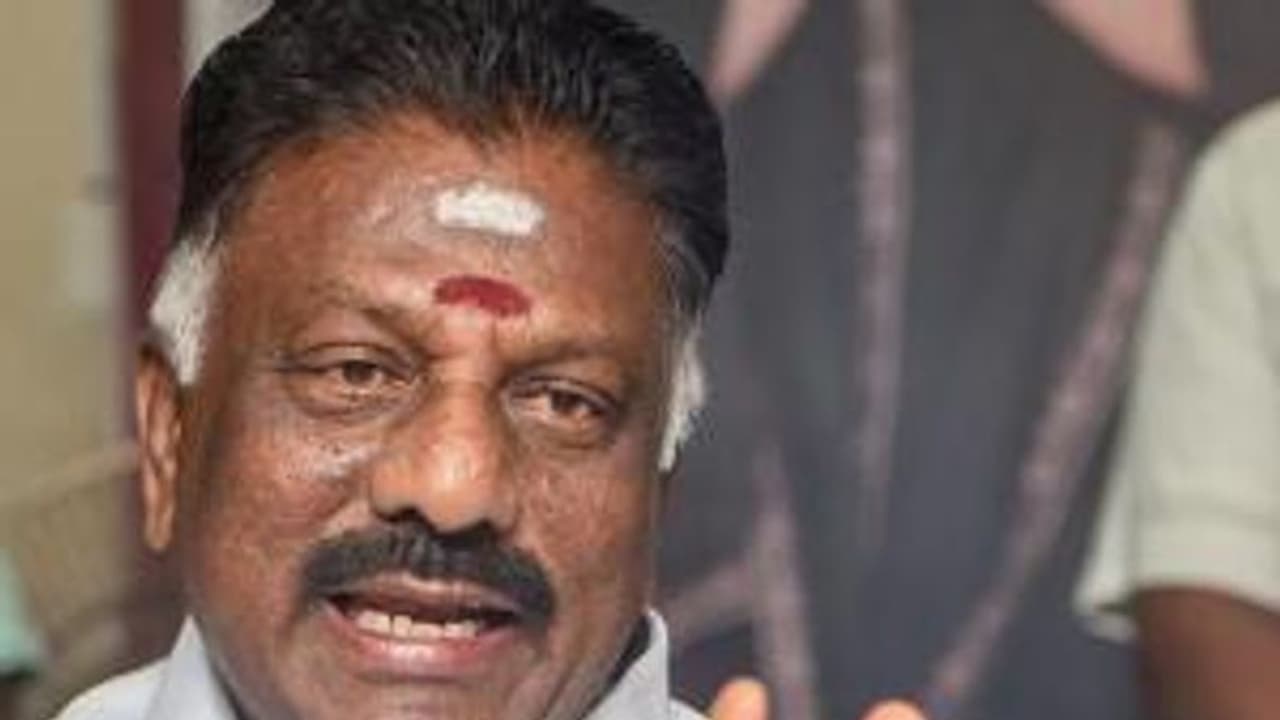 உச்சகட்டத்தில் ஈபிஎஸ் ஓபிஎஸ் மோதல்.. ஈபிஎஸ் கூட்டத்தைப் புறக்கணித்த ஓபிஎஸ்.. ஆதரவாளர்களுடன் ரகசிய ஆலோசனை..!