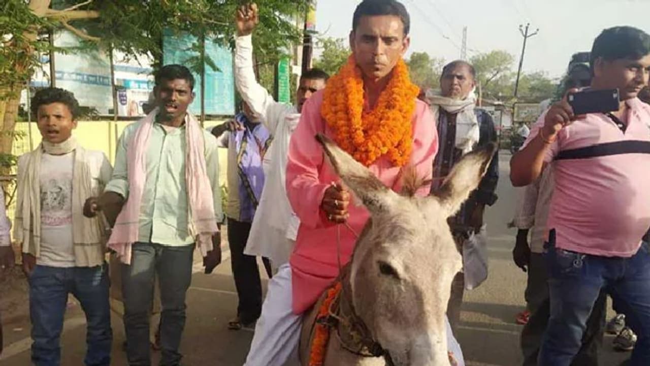 ಕತ್ತೆ ಮೇಲೆ ಬಂದವನ ನಾಮಪತ್ರ ತಿರಸ್ಕೃತ! ಕತ್ತೆ ಮೇಲೆ ಬಂದವನ ನಾಮಪತ್ರ ತಿರಸ್ಕೃತ!