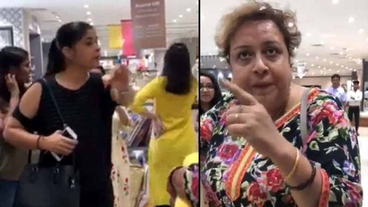 মেট্রোদাদুর পথেই দিল্লি আন্টি, ভাইরাল নীতিপুলিশির ভিডিও মেট্রোদাদুর পথেই দিল্লি আন্টি, ভাইরাল নীতিপুলিশির ভিডিও