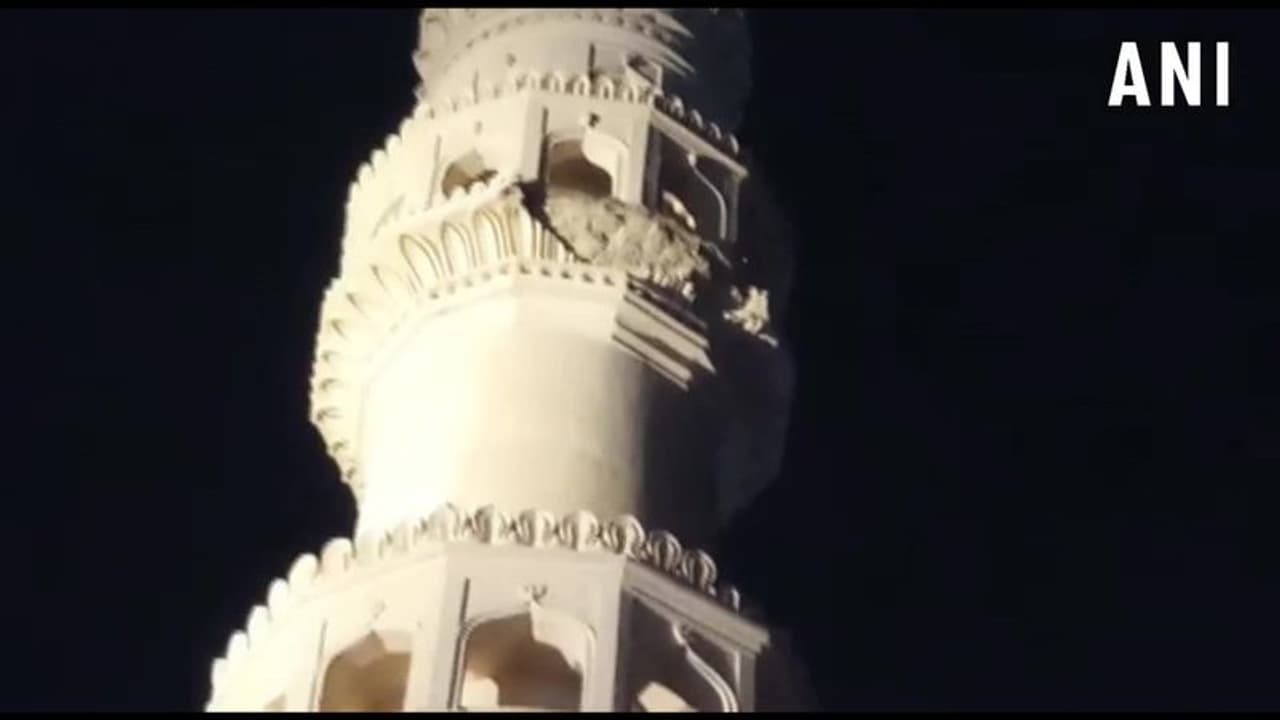 ముప్పు: పాక్షికంగా కూలిన చార్మినార్ పిల్లర్ ముప్పు: పాక్షికంగా కూలిన చార్మినార్ పిల్లర్