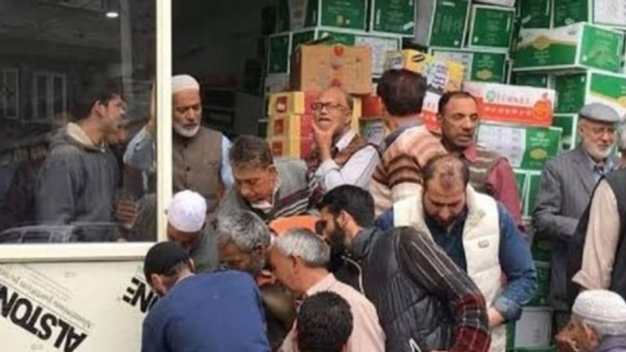 കാശ്മീരി പണ്ഡിറ്റ് 28 വർഷത്തിന് ശേഷം ശ്രീനഗറിലെത്തി; ലഭിച്ചത് വൻ വരവേൽപ്പ് കാശ്മീരി പണ്ഡിറ്റ് 28 വർഷത്തിന് ശേഷം ശ്രീനഗറിലെത്തി; ലഭിച്ചത് വൻ വരവേൽപ്പ്