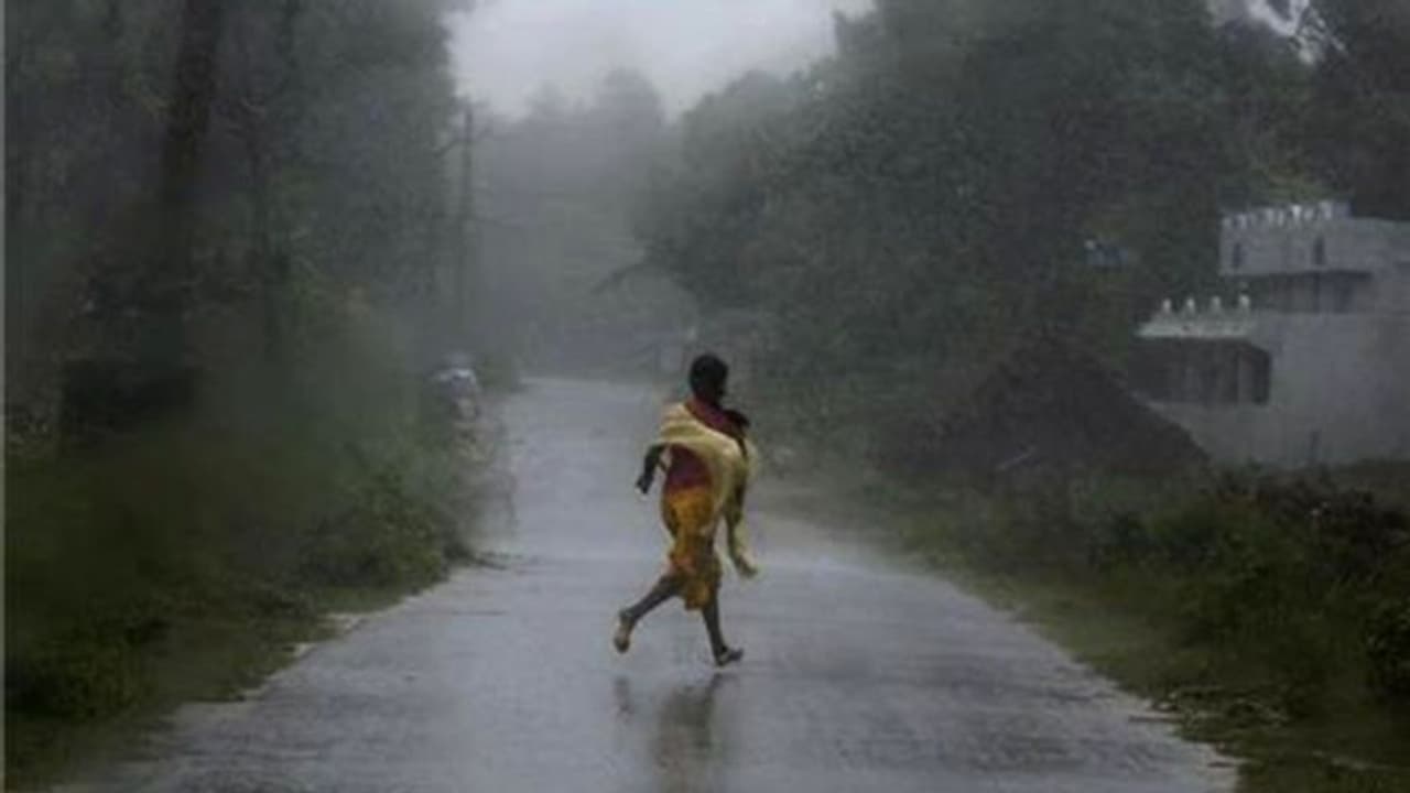 ধেয়ে আসছে ফণী, সাইক্লোন সামাল দিতে নজিরবিহীন তৎপরতা