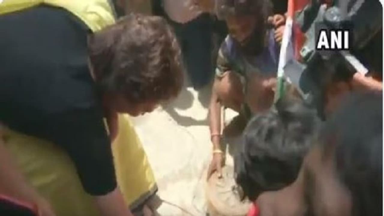 ಕೈಯಲ್ಲಿ ಹಾವು ಹಿಡಿದು ಹಾವಾಡಿಗರೊಂದಿಗೆ ಪ್ರಿಯಾಂಕಾ ಸಂವಾದ! ಕೈಯಲ್ಲಿ ಹಾವು ಹಿಡಿದು ಹಾವಾಡಿಗರೊಂದಿಗೆ ಪ್ರಿಯಾಂಕಾ ಸಂವಾದ!