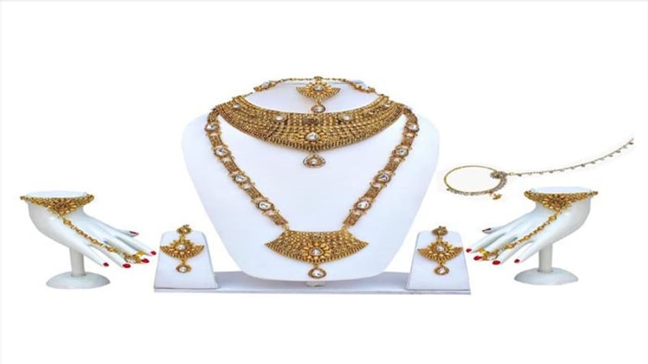 అక్షయతృతీయ: బంగారం కొనుగోలు చేసేముందు వీటిని గమనించండి అక్షయతృతీయ: బంగారం కొనుగోలు చేసేముందు వీటిని గమనించండి