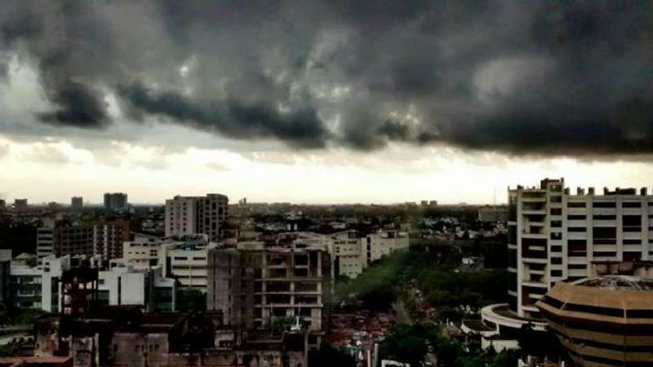 বাংলাতেও আসছে ফণী, নবান্নে জরুরী বৈঠক উপকূলে জারি হল সতর্কতা বাংলাতেও আসছে ফণী, নবান্নে জরুরী বৈঠক উপকূলে জারি হল সতর্কতা