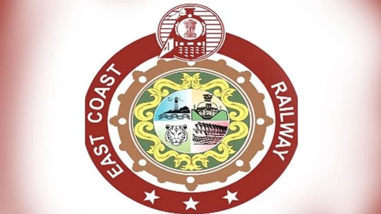 ফণীর আতঙ্কে ব্যহত রেল পরিষেবা, বাতিল হল ২২৩ টি ট্রেন ফণীর আতঙ্কে ব্যহত রেল পরিষেবা, বাতিল হল ২২৩ টি ট্রেন