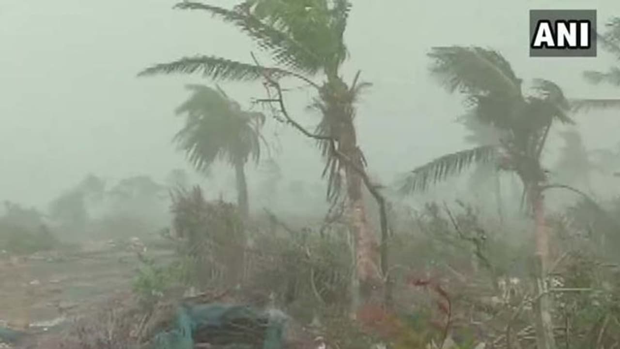 రేపు తీరం దాటనున్న ఫణి: రాబోయే 12 గంటలు డేంజర్ అన్న అధికారులు రేపు తీరం దాటనున్న ఫణి: రాబోయే 12 గంటలు డేంజర్ అన్న అధికారులు