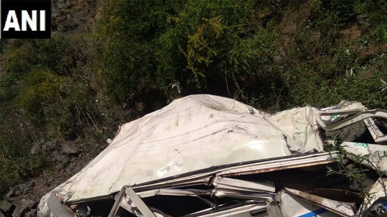 లోయలోకి దూసుకెళ్లిన బస్సు: ఐదుగురు దుర్మరణం లోయలోకి దూసుకెళ్లిన బస్సు: ఐదుగురు దుర్మరణం