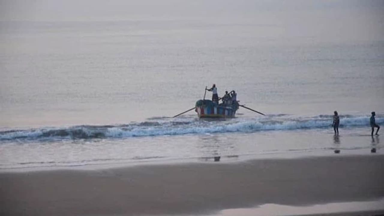 ছড়াচ্ছে ফণীর আতঙ্ক, স্কুল ছুটি ঘোষণা করলেন মমতা