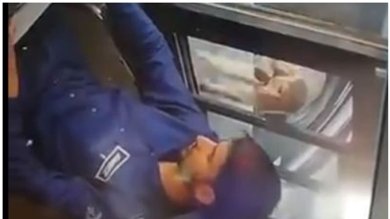 മോഷണത്തിന് പുതിയ മാര്ഗം; വെള്ളക്കാറിലെത്തിയ കുരങ്ങന് ടോള് ബൂത്തില് ചെയ്തത്, വൈറലായി വീഡിയോ മോഷണത്തിന് പുതിയ മാര്ഗം; വെള്ളക്കാറിലെത്തിയ കുരങ്ങന് ടോള് ബൂത്തില് ചെയ്തത്, വൈറലായി വീഡിയോ