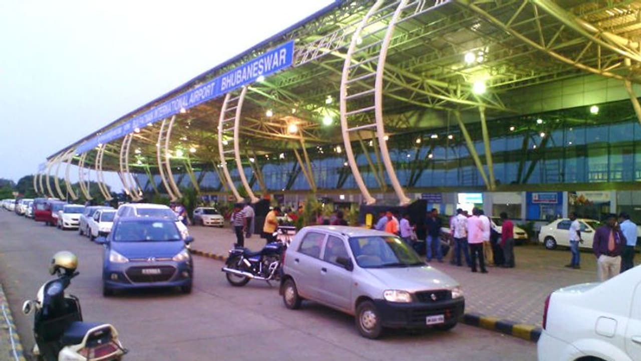 ফণী শঙ্কায় বাতিল বহু উড়ান! মধ্যরাতে বন্ধ ভুবনেশ্বর বিমানবন্দর, কাল কলকাতা ফণী শঙ্কায় বাতিল বহু উড়ান! মধ্যরাতে বন্ধ ভুবনেশ্বর বিমানবন্দর, কাল কলকাতা
