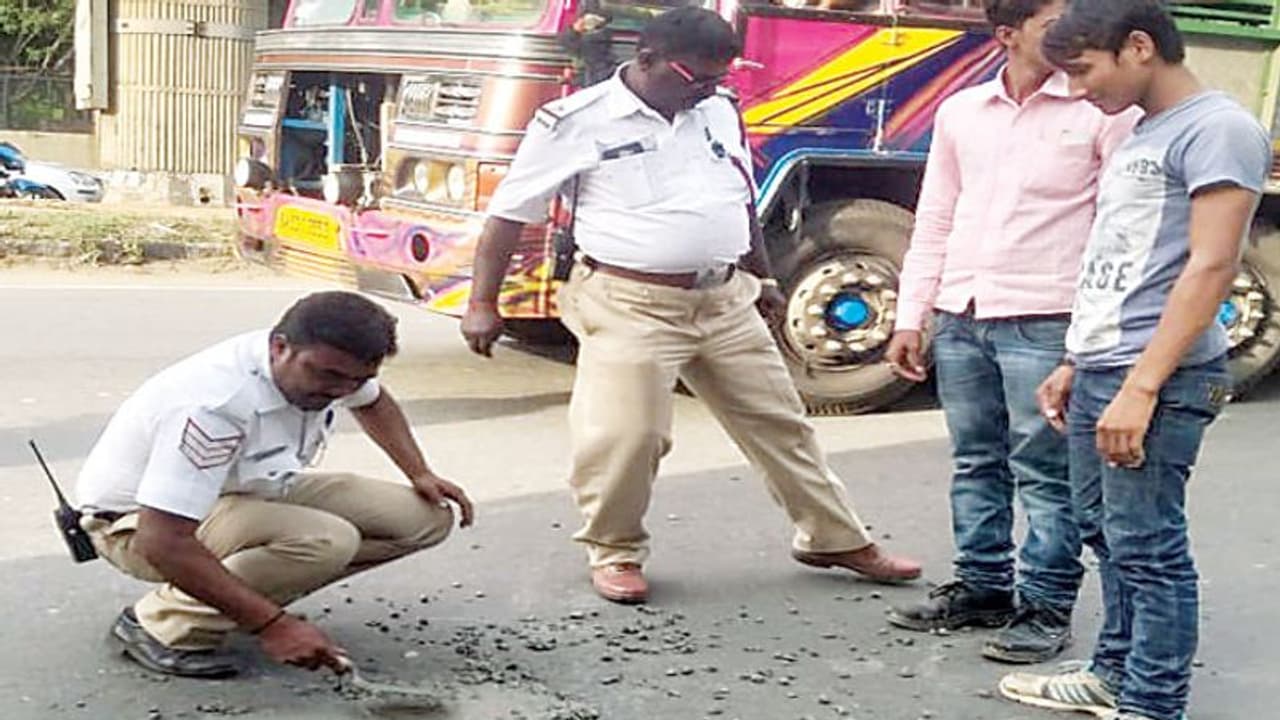 221 ರಸ್ತೆ ಗುಂಡಿ ಮುಚ್ಚಿದ ಬೆಂಗಳೂರು ಸಂಚಾರ ಪೊಲೀಸರು! 221 ರಸ್ತೆ ಗುಂಡಿ ಮುಚ್ಚಿದ ಬೆಂಗಳೂರು ಸಂಚಾರ ಪೊಲೀಸರು!