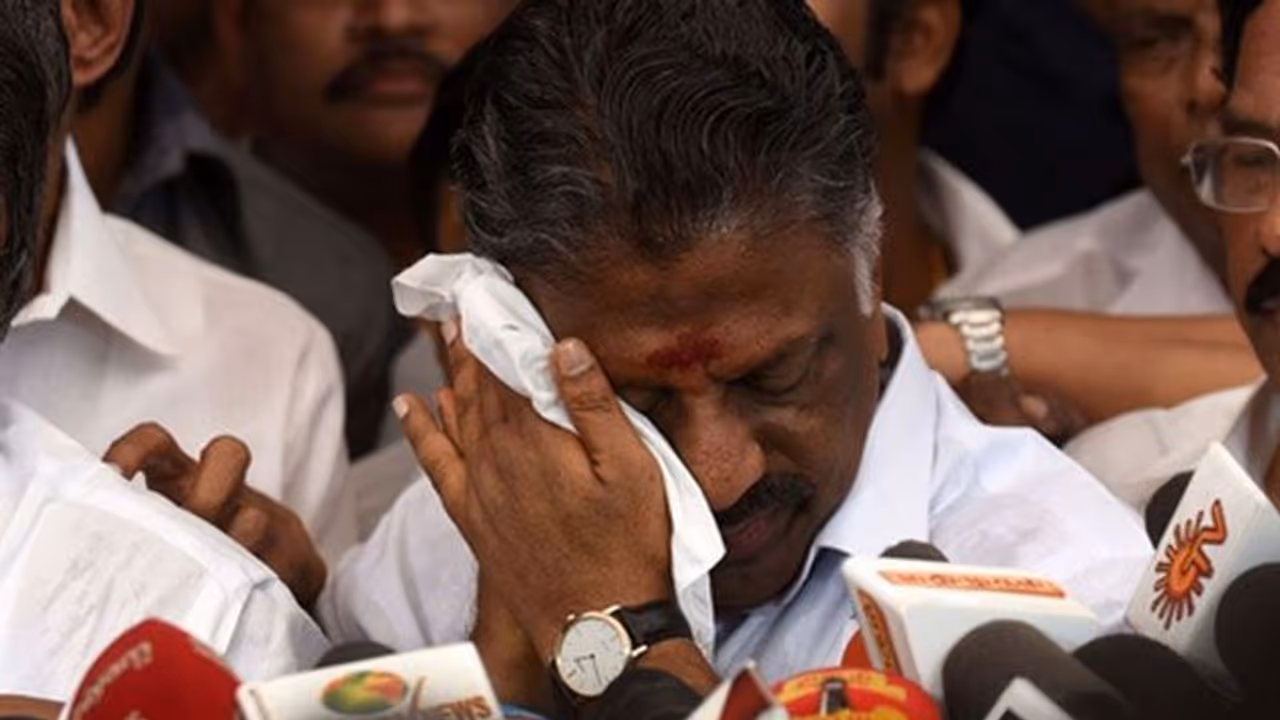 அதிமுகவில் 11 எம்.எல்.ஏ.க்களுக்கு ஆபத்து... பதவி பறிபோகும் பயத்தில் புலம்பும் ஓபிஎஸ்...?