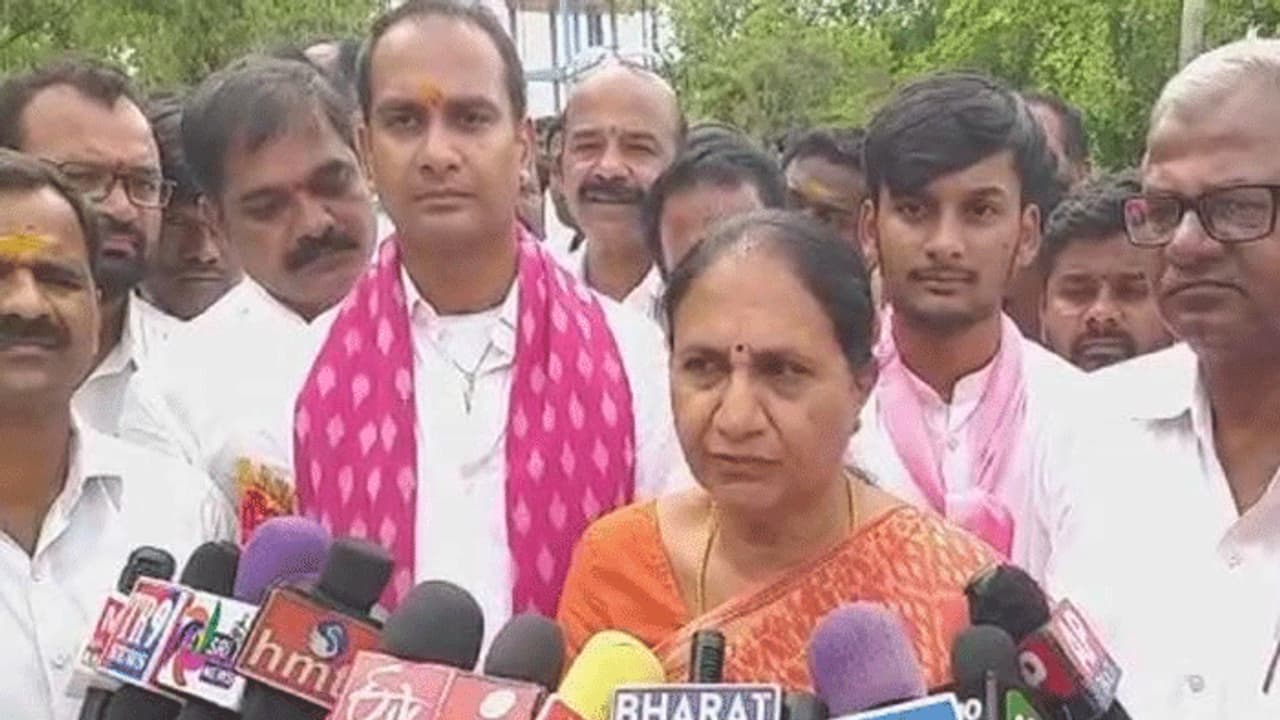 సైకిల్ కి ఓటువేయాలంటూ... టీఆర్ఎస్ నేత ప్రచారం సైకిల్ కి ఓటువేయాలంటూ... టీఆర్ఎస్ నేత ప్రచారం