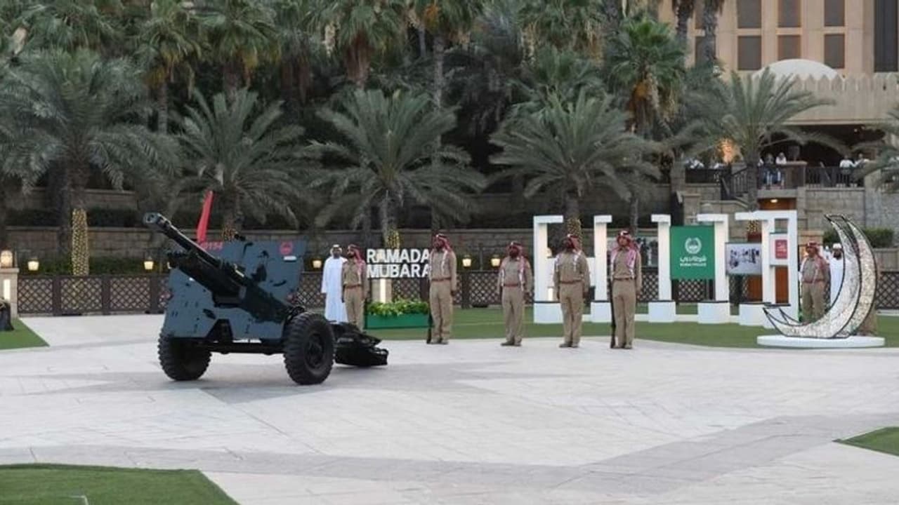 പാരമ്പര്യം വിളിച്ചോതി ദുബായിയില് ഇപ്പോഴും വെടിപൊട്ടിക്കുന്നു പാരമ്പര്യം വിളിച്ചോതി ദുബായിയില് ഇപ്പോഴും വെടിപൊട്ടിക്കുന്നു