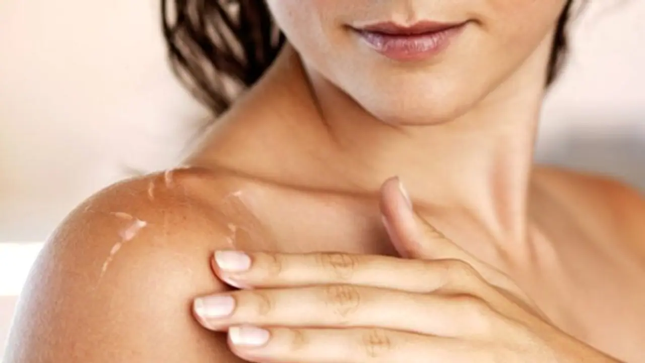 জামা কাপড়ের ফাঁক দিয়ে বেরিয়ে আসছে স্ট্রেচ মার্কস, ঘরোয়া অব্যর্থ টোটকায় মিলবে মুক্তি জামা কাপড়ের ফাঁক দিয়ে বেরিয়ে আসছে স্ট্রেচ মার্কস, ঘরোয়া অব্যর্থ টোটকায় মিলবে মুক্তি