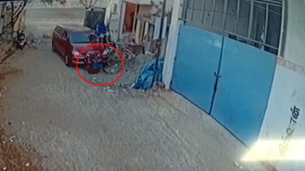 குடிபோதையில் தாறுமாறாக கார் ஓட்டி 2 பேர் உயிரிழப்பு... பதறவைக்கும் வீடியோ காட்சிகள்..! குடிபோதையில் தாறுமாறாக கார் ஓட்டி 2 பேர் உயிரிழப்பு... பதறவைக்கும் வீடியோ காட்சிகள்..!