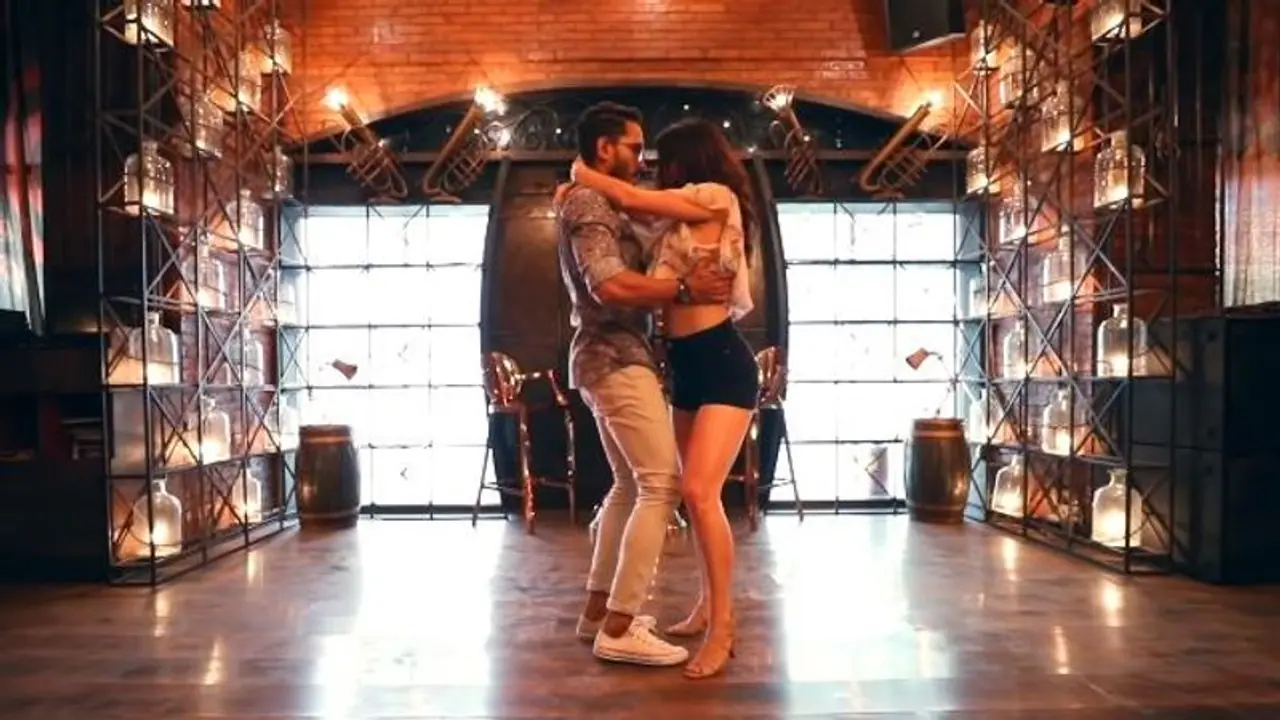 फातिमा सना शेख के इस सेंशुअस वीडियो पर हो रही चर्चा