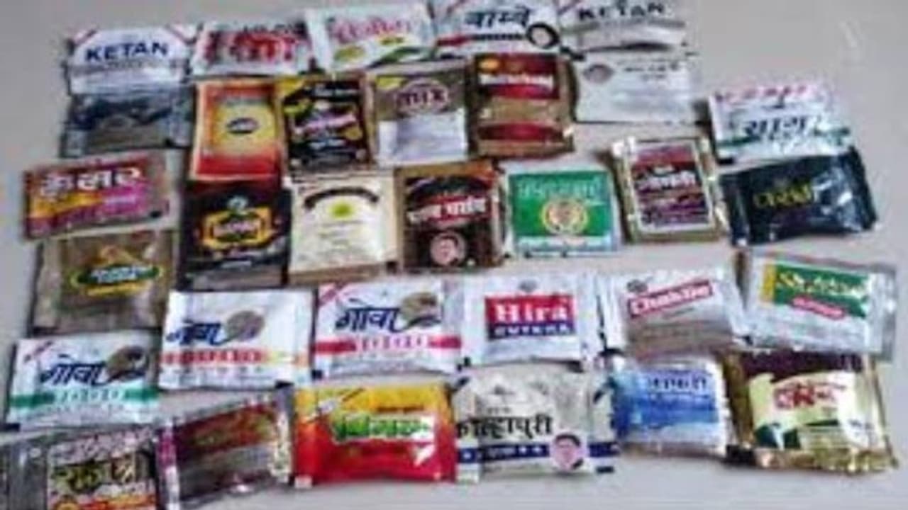 ಶಾಲೆ ಕೌಂಪೌಂಡ್ನಲ್ಲೇ ತಂಬಾಕು ಮಾರಿದ್ರೂ ಕೇಳೋರಿಲ್ಲ, ಹೇಳೋರಿಲ್ಲ..! ಶಾಲೆ ಕೌಂಪೌಂಡ್ನಲ್ಲೇ ತಂಬಾಕು ಮಾರಿದ್ರೂ ಕೇಳೋರಿಲ್ಲ, ಹೇಳೋರಿಲ್ಲ..!