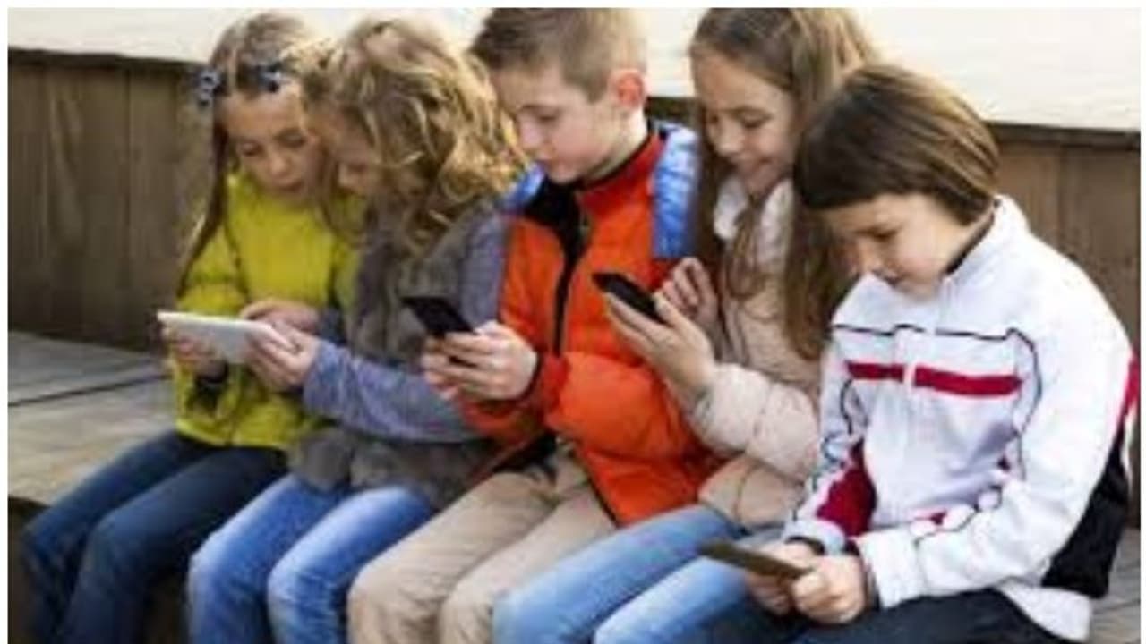 വിദ്യാർത്ഥികൾ മൊബൈൽ ഫോൺ ഉപയോഗിക്കുന്നത് വിലക്കണമെന്ന് ബാലാവകാശ കമ്മീഷൻ വിദ്യാർത്ഥികൾ മൊബൈൽ ഫോൺ ഉപയോഗിക്കുന്നത് വിലക്കണമെന്ന് ബാലാവകാശ കമ്മീഷൻ