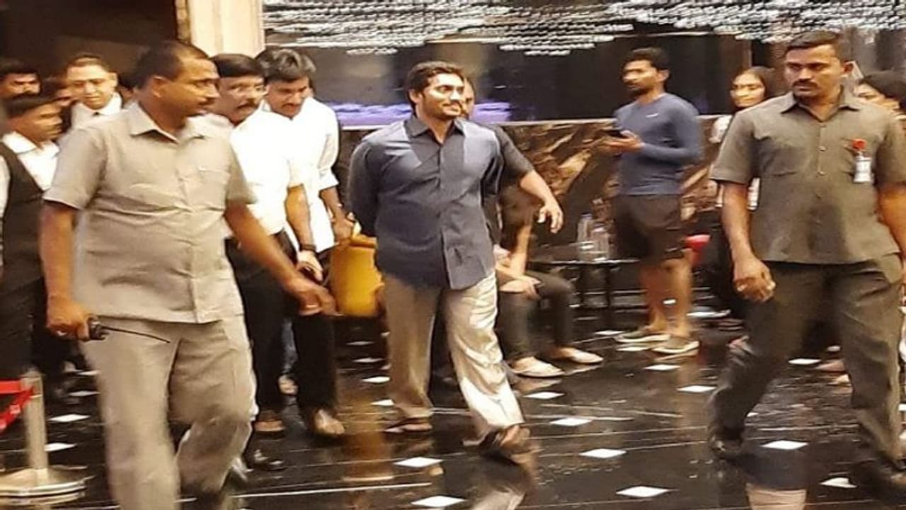 ప్రిన్స్ ధియేటర్ లో అవెంజర్స్ సినిమా చూసిన వైఎస్ జగన్ ప్రిన్స్ ధియేటర్ లో అవెంజర్స్ సినిమా చూసిన వైఎస్ జగన్