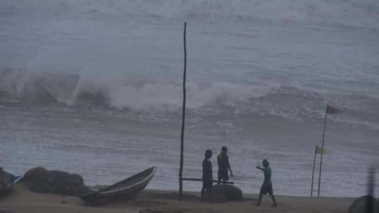 ಉಳ್ಳಾಲದಲ್ಲಿ ಕಡಲು ಬಿರುಸು: ಅಪಾಯದಂಚಿನಲ್ಲಿ ಮನೆಗಳು ಉಳ್ಳಾಲದಲ್ಲಿ ಕಡಲು ಬಿರುಸು: ಅಪಾಯದಂಚಿನಲ್ಲಿ ಮನೆಗಳು