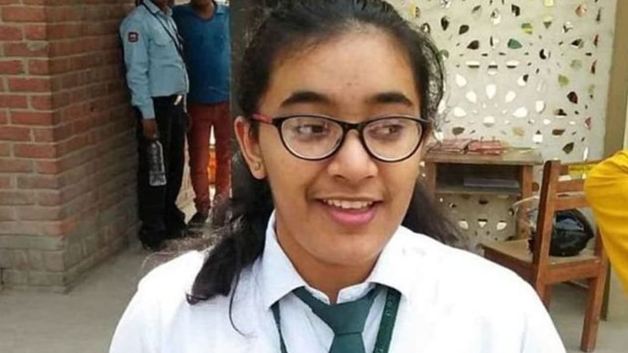 സിബിഎസ്ഇ പരീക്ഷയില് 500ല് 499 ; ഒരു മാര്ക്ക് നഷ്ടമായത് ഇങ്ങനെ ഒന്നാം റാങ്കുകാരി സങ്കടത്തോടെ പറയുന്നു സിബിഎസ്ഇ പരീക്ഷയില് 500ല് 499 ; ഒരു മാര്ക്ക് നഷ്ടമായത് ഇങ്ങനെ ഒന്നാം റാങ്കുകാരി സങ്കടത്തോടെ പറയുന്നു