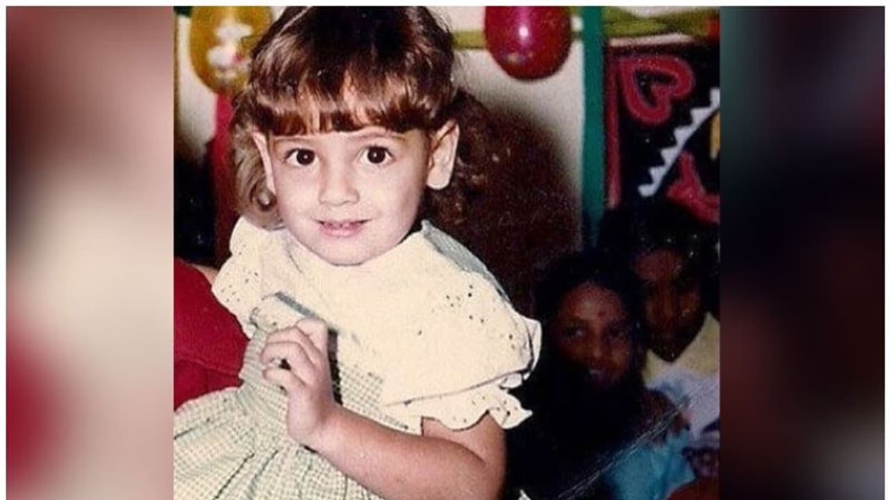 'ഈ പെണ്കുട്ടിയെ അറിയുമോ'; സൂപ്പര് നായികയുടെ ബാല്യകാല ചിത്രങ്ങള് ഹിറ്റ് 'ഈ പെണ്കുട്ടിയെ അറിയുമോ'; സൂപ്പര് നായികയുടെ ബാല്യകാല ചിത്രങ്ങള് ഹിറ്റ്