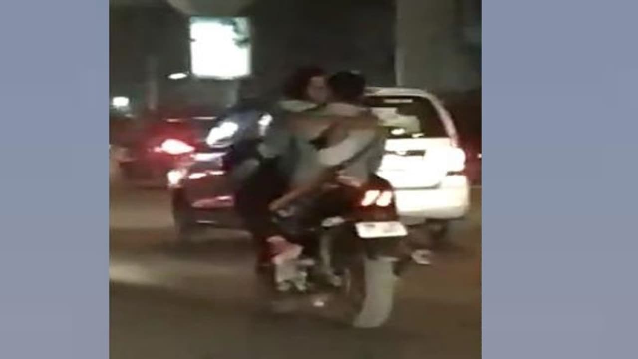 నడిరోడ్డుపై ప్రేమజంట రొమాన్స్... అసభ్య భంగిమలో బైక్పై కూర్చుని నడిరోడ్డుపై ప్రేమజంట రొమాన్స్... అసభ్య భంగిమలో బైక్పై కూర్చుని