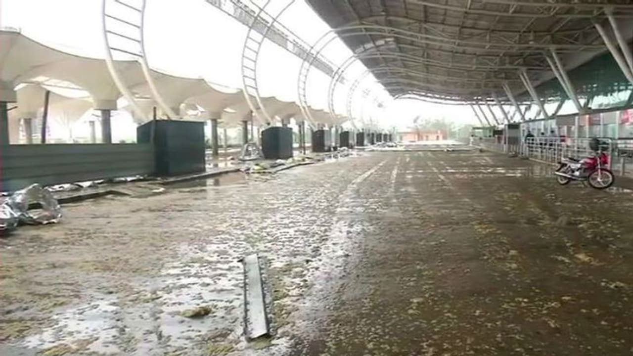 তছনছ হাসপাতাল, বিমানবন্দর, ফণীর তাণ্ডবে বেসামাল ওড়িশা তছনছ হাসপাতাল, বিমানবন্দর, ফণীর তাণ্ডবে বেসামাল ওড়িশা