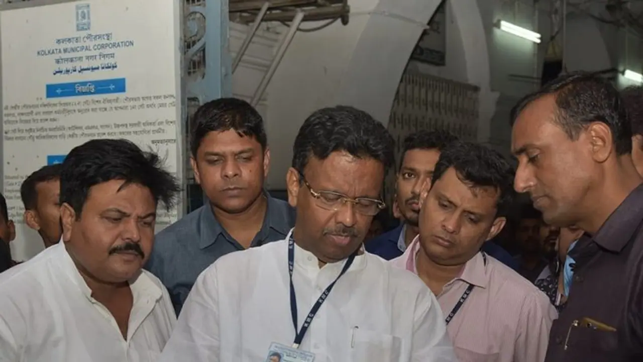 ঘুম নেই চোখে, ফণী র অপেক্ষায় প্রহর গুণছেন মেয়র, নজর রাখছেন মুখ্যমন্ত্রী ঘুম নেই চোখে, ফণী র অপেক্ষায় প্রহর গুণছেন মেয়র, নজর রাখছেন মুখ্যমন্ত্রী