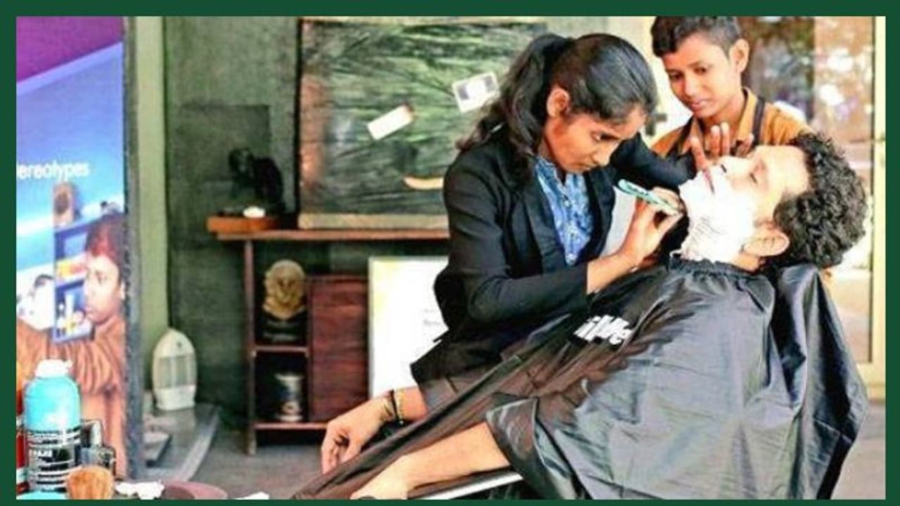 ഒടുവില് സച്ചിന് ആ വനിത ബാര്ബര്മാര്ക്ക് മുന്നില് കീഴടങ്ങി ഒടുവില് സച്ചിന് ആ വനിത ബാര്ബര്മാര്ക്ക് മുന്നില് കീഴടങ്ങി