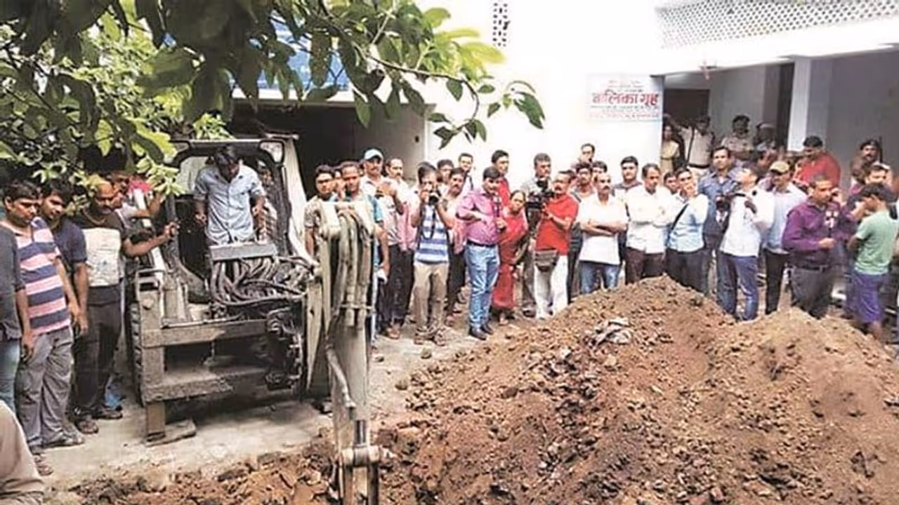 11 പെൺകുട്ടികളേയും കൊന്നു കുഴിച്ചുമൂടിയത് അഭയകേന്ദ്രം നടത്തിപ്പുക്കാരൻ തന്നെ; സിബിഐ 11 പെൺകുട്ടികളേയും കൊന്നു കുഴിച്ചുമൂടിയത് അഭയകേന്ദ്രം നടത്തിപ്പുക്കാരൻ തന്നെ; സിബിഐ