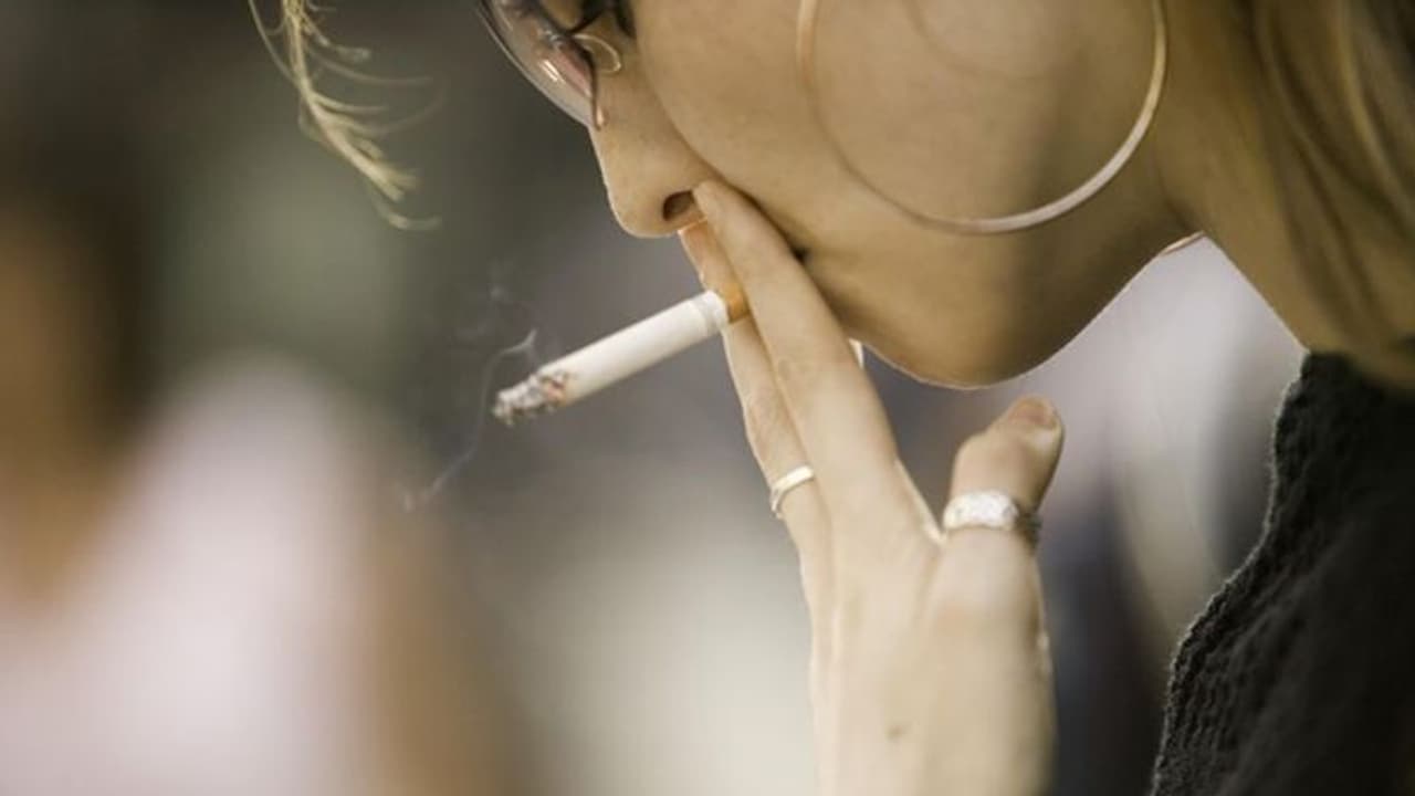 കുഞ്ഞു വേണോ, പുക വിടണോ; രണ്ടിലൊന്ന് തീരുമാനിച്ചിട്ടു മതി..! കുഞ്ഞു വേണോ, പുക വിടണോ; രണ്ടിലൊന്ന് തീരുമാനിച്ചിട്ടു മതി..!