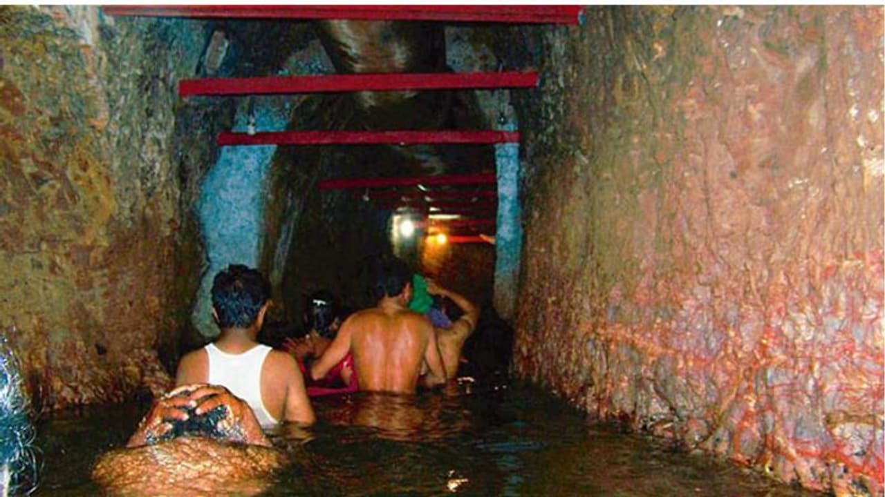 ನೀರಿಲ್ಲದೆ ಪ್ರಸಿದ್ಧ ಝರಣಿ ನರಸಿಂಹನ ದರ್ಶನವೇ ಬಂದ್ ನೀರಿಲ್ಲದೆ ಪ್ರಸಿದ್ಧ ಝರಣಿ ನರಸಿಂಹನ ದರ್ಶನವೇ ಬಂದ್