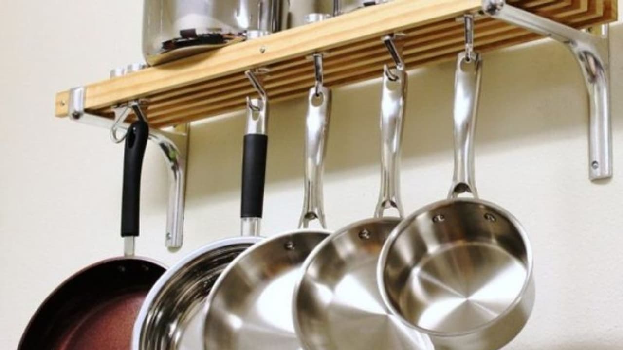 സ്റ്റീല്‍ പാത്രങ്ങളില്‍ എണ്ണ പുരട്ടിയാല്‍...