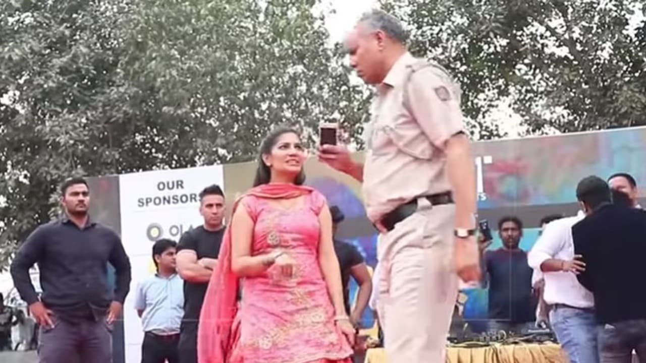 सपना चौधरी के शो में पहुंची पुलिस, स्टेज पर चढ़कर रुकवा दिया डांस (VIRAL VIDEO) सपना चौधरी के शो में पहुंची पुलिस, स्टेज पर चढ़कर रुकवा दिया डांस (VIRAL VIDEO)