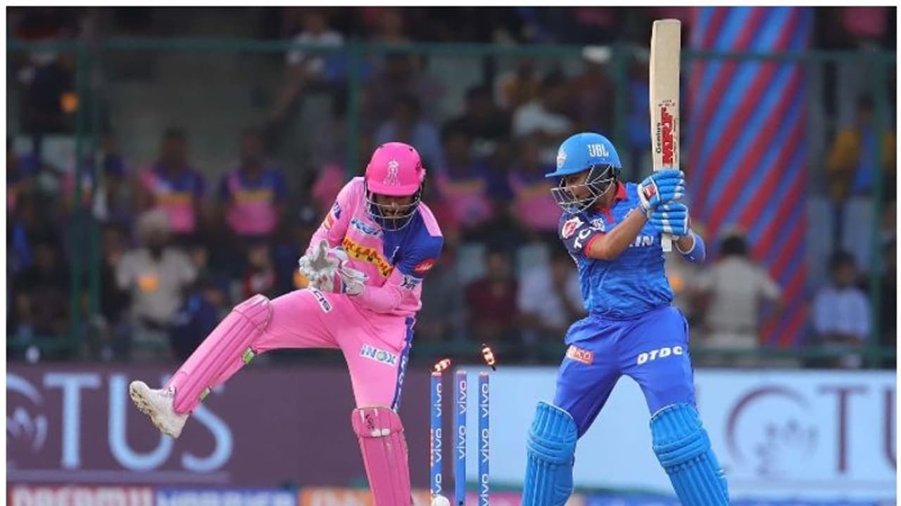 പവര് പ്ലേയില് പവറില്ല; നാണക്കേടിന്റെ നേട്ടത്തില് പൃഥ്വി ഷാ പവര് പ്ലേയില് പവറില്ല; നാണക്കേടിന്റെ നേട്ടത്തില് പൃഥ്വി ഷാ