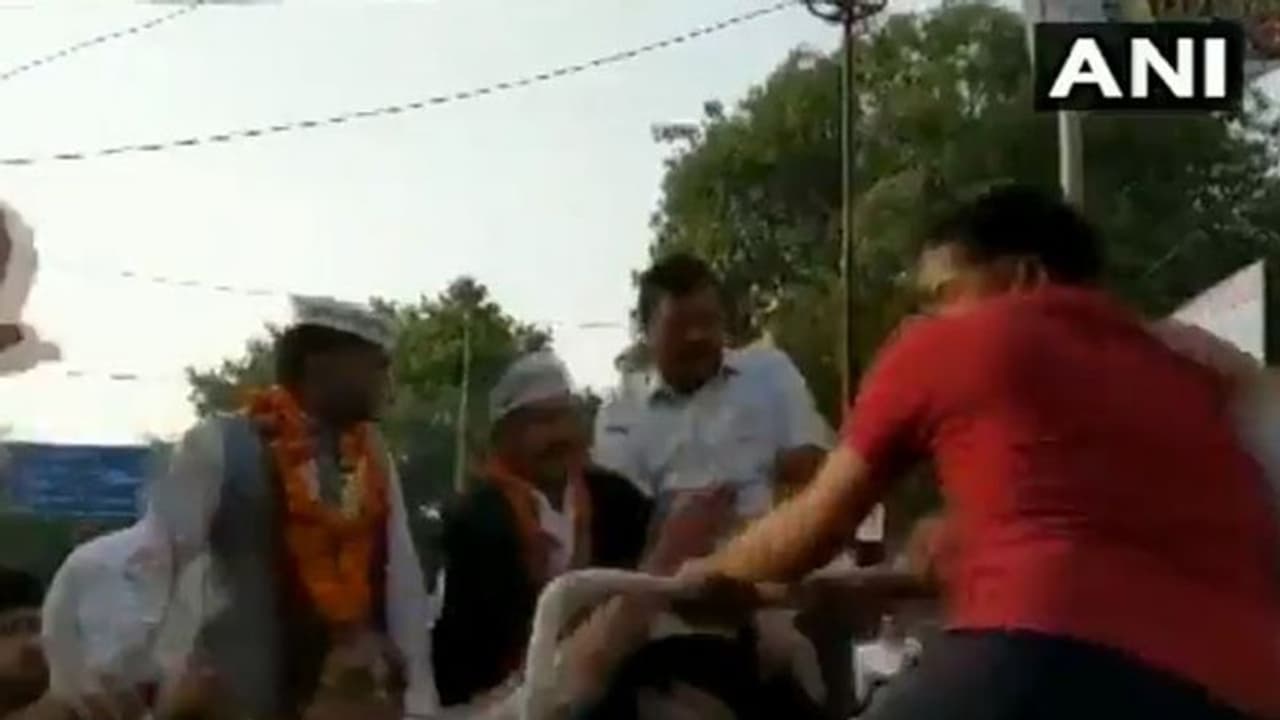 ಮೋದಿ ವಿರುದ್ಧ ಮಾತಾಡಿದ್ದಕ್ಕೆ ಯುವಕನಿಂದ ಹೊಡೆಸಿದ್ದಾರೆ: ಕೇಜ್ರಿ! ಮೋದಿ ವಿರುದ್ಧ ಮಾತಾಡಿದ್ದಕ್ಕೆ ಯುವಕನಿಂದ ಹೊಡೆಸಿದ್ದಾರೆ: ಕೇಜ್ರಿ!