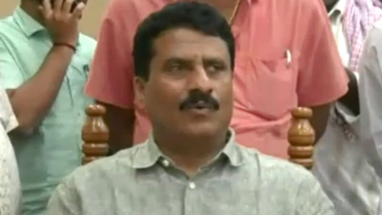 ಕಾಂಗ್ರೆಸ್ ಪಕ್ಷವನ್ನು ನುಂಗುವುದಕ್ಕೆ ಜೆಡಿಎಸ್ ಬಿಜೆಪಿ ಮೈತ್ರಿ: ಮಾಜಿ ಶಾಸಕ ಸುರೇಶ್ಗೌಡ ಕಾಂಗ್ರೆಸ್ ಪಕ್ಷವನ್ನು ನುಂಗುವುದಕ್ಕೆ ಜೆಡಿಎಸ್ ಬಿಜೆಪಿ ಮೈತ್ರಿ: ಮಾಜಿ ಶಾಸಕ ಸುರೇಶ್ಗೌಡ