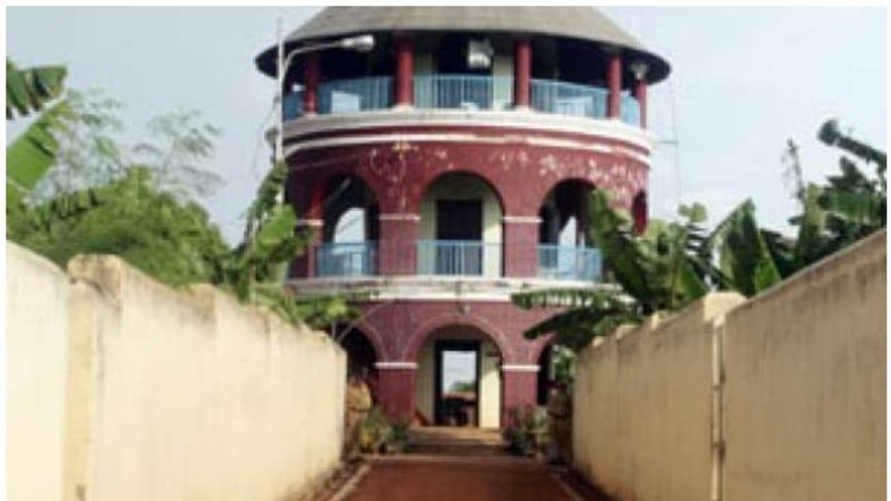 പൂജപ്പുര സെൻട്രൽ ജയിലിൽ കൊലക്കേസ് പ്രതി കഴുത്തറുത്ത് ആത്മഹത്യ ശ്രമിച്ചു