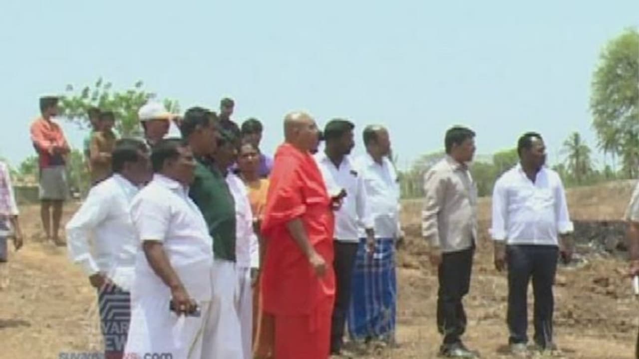 ಬರದ ನಾಡಿನಲ್ಲಿ ಕೆರೆ ಹೂಳೆತ್ತಲು ಮಠಾಧೀಶರು ಸಾಥ್ ಬರದ ನಾಡಿನಲ್ಲಿ ಕೆರೆ ಹೂಳೆತ್ತಲು ಮಠಾಧೀಶರು ಸಾಥ್