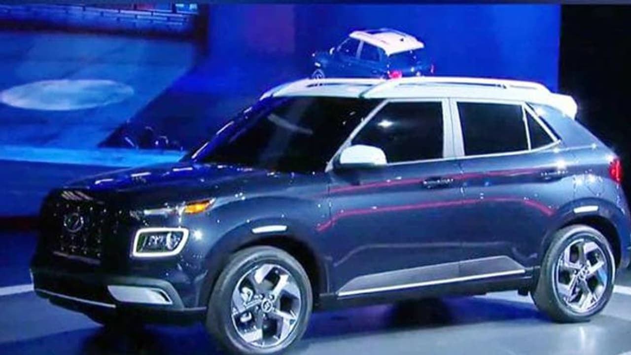 గంటకు 84.. ఒక్క రోజులో 2000 బుకింగ్స్:ఇది హ్యుండాయ్ ‘వెన్యూ’ రికార్డ్ గంటకు 84.. ఒక్క రోజులో 2000 బుకింగ్స్:ఇది హ్యుండాయ్ ‘వెన్యూ’ రికార్డ్