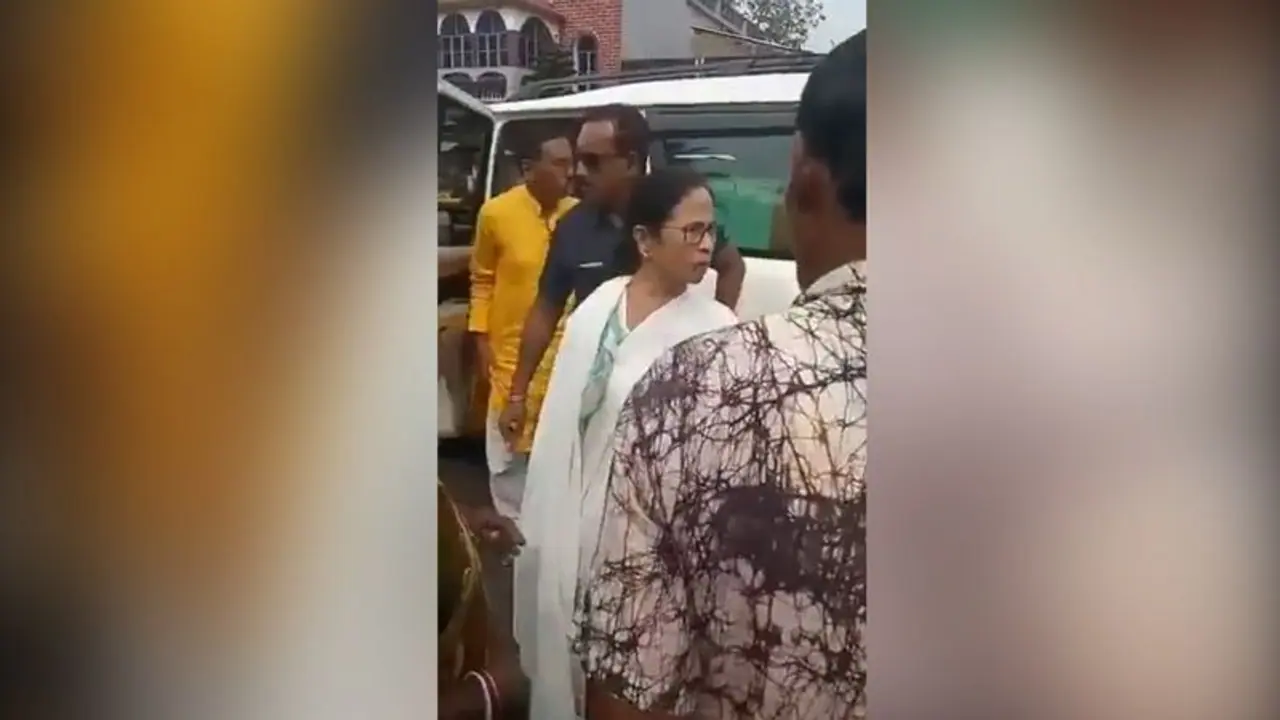 వెంటబడ్డ బీజేపీ కార్యకర్తలు: మమత కారు దిగగానే... పరుగో పరుగు వెంటబడ్డ బీజేపీ కార్యకర్తలు: మమత కారు దిగగానే... పరుగో పరుగు