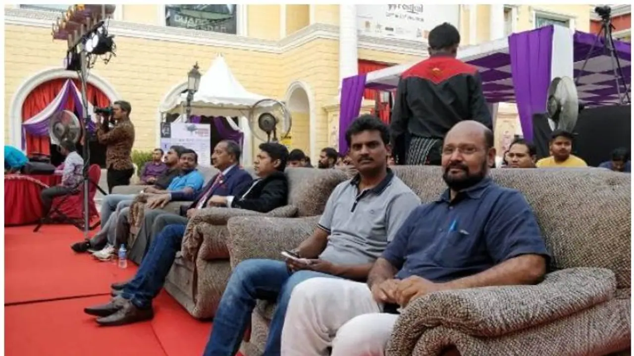 50 நண்பர்கள் தயாரித்த எளிய கிராமியப் படத்திற்கு சர்வதேச விருது... 50 நண்பர்கள் தயாரித்த எளிய கிராமியப் படத்திற்கு சர்வதேச விருது...